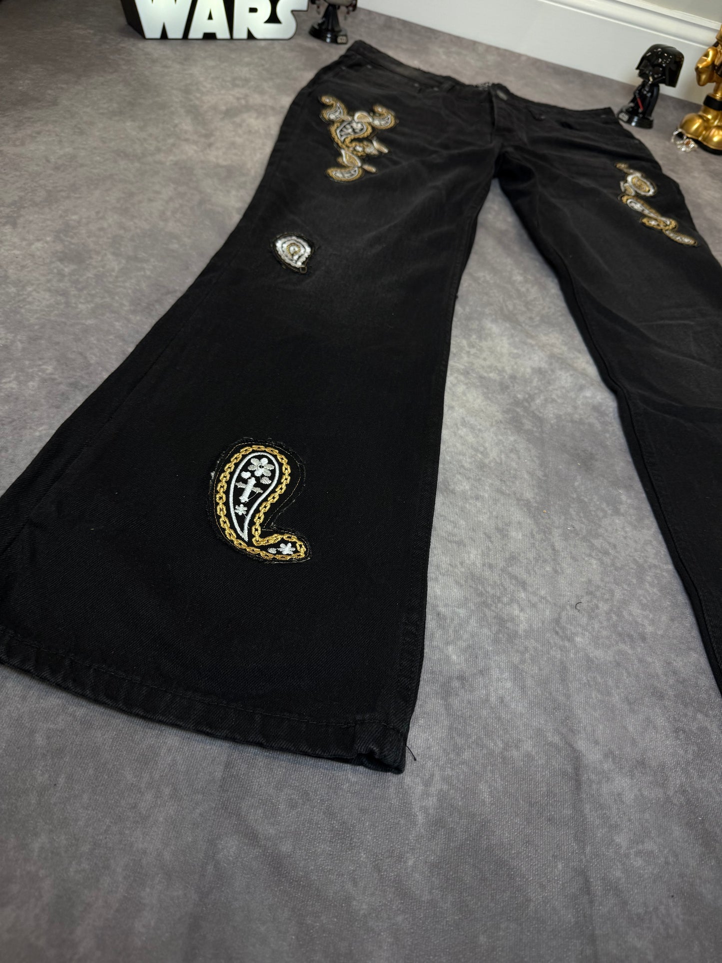 SLIM RIGID FLARE WASHED PAISLEY APLLIQUE JEANS