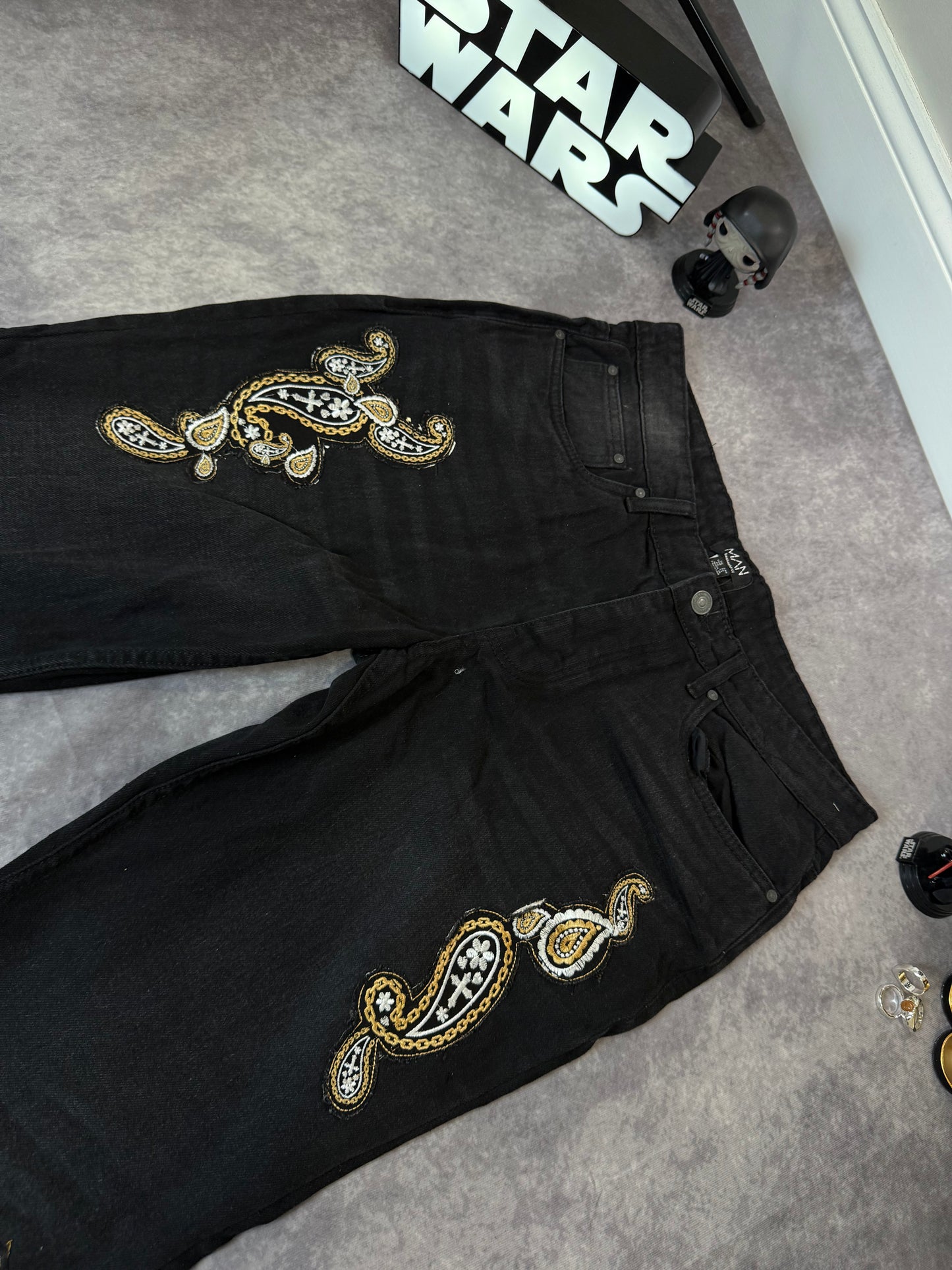 SLIM RIGID FLARE WASHED PAISLEY APLLIQUE JEANS
