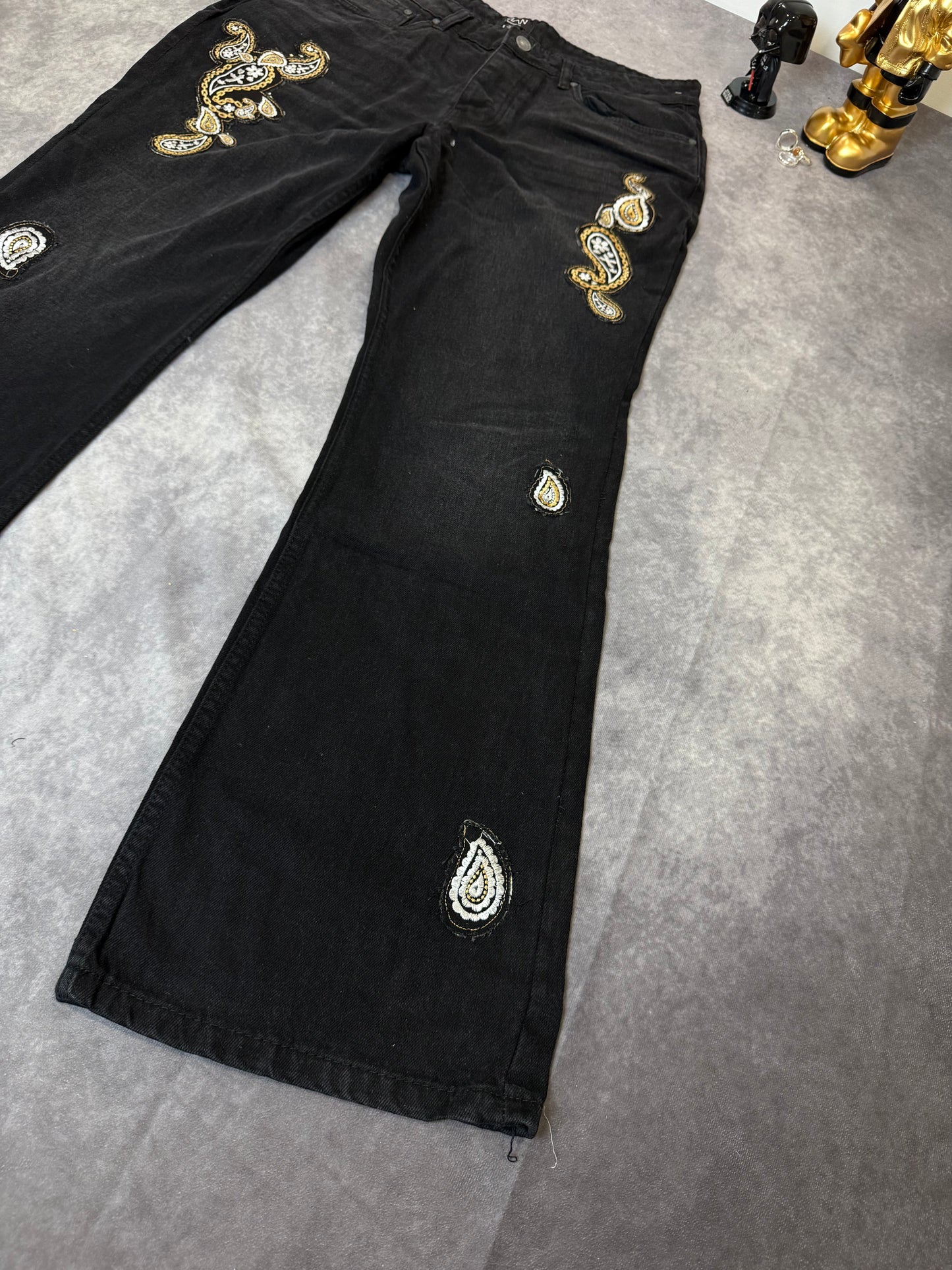 SLIM RIGID FLARE WASHED PAISLEY APLLIQUE JEANS