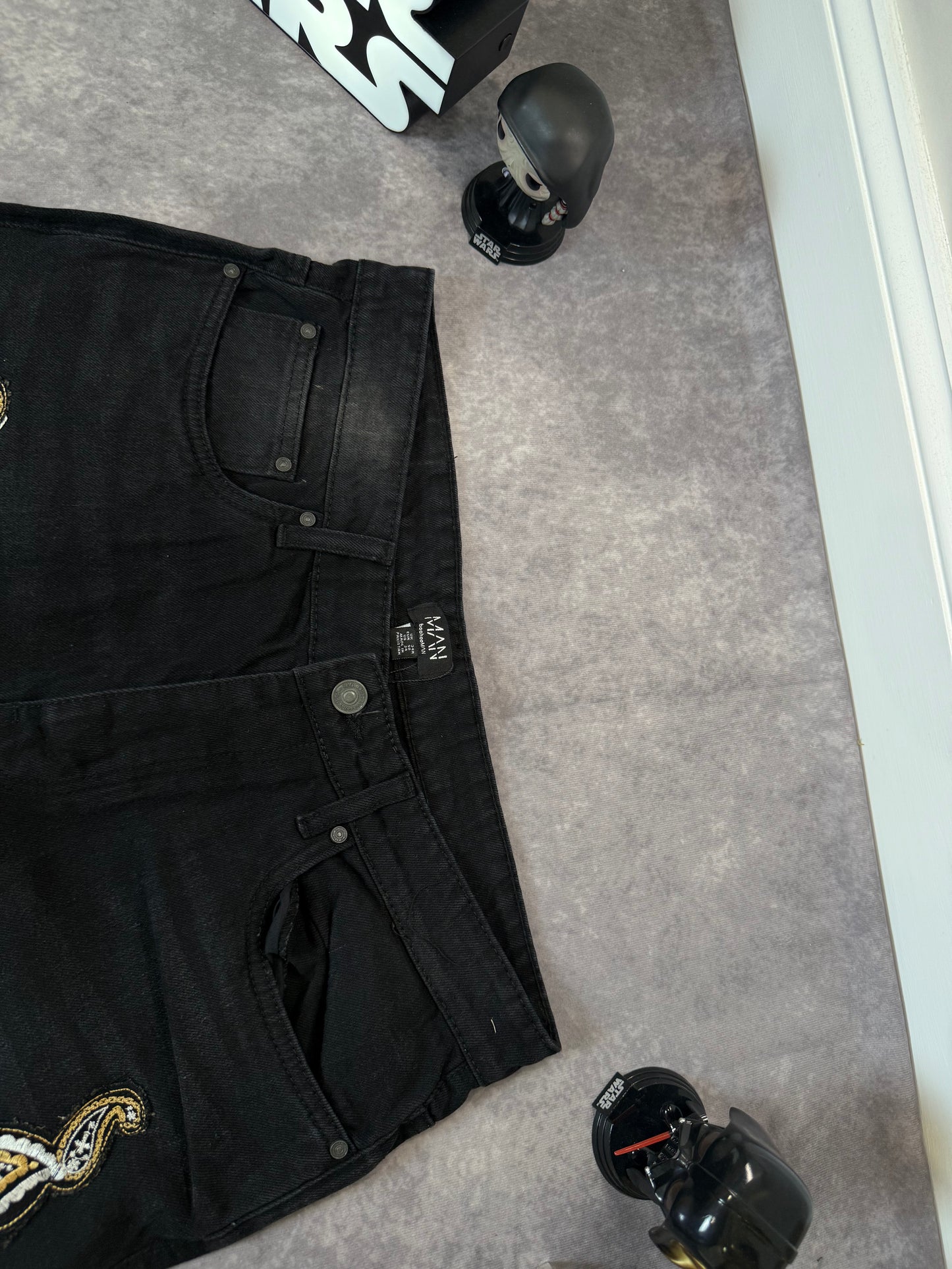 SLIM RIGID FLARE WASHED PAISLEY APLLIQUE JEANS